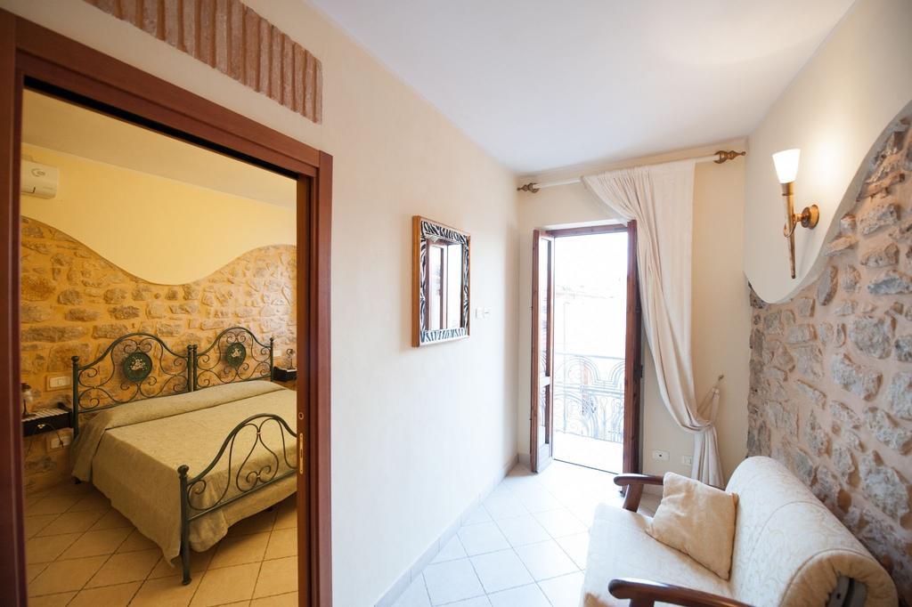 Bed And Breakfast Mblo Fondi Exterior photo