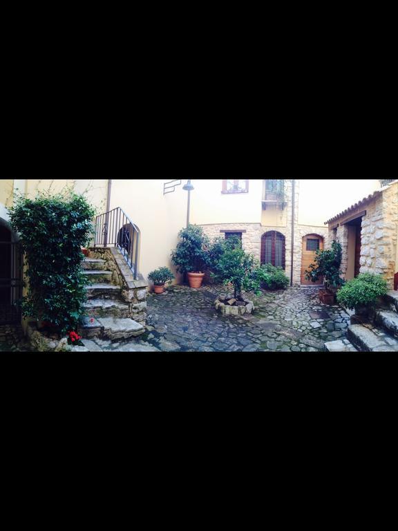Bed And Breakfast Mblo Fondi Exterior photo